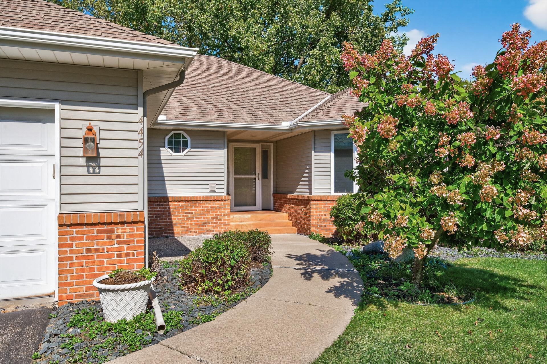 4454 Victoria Street N