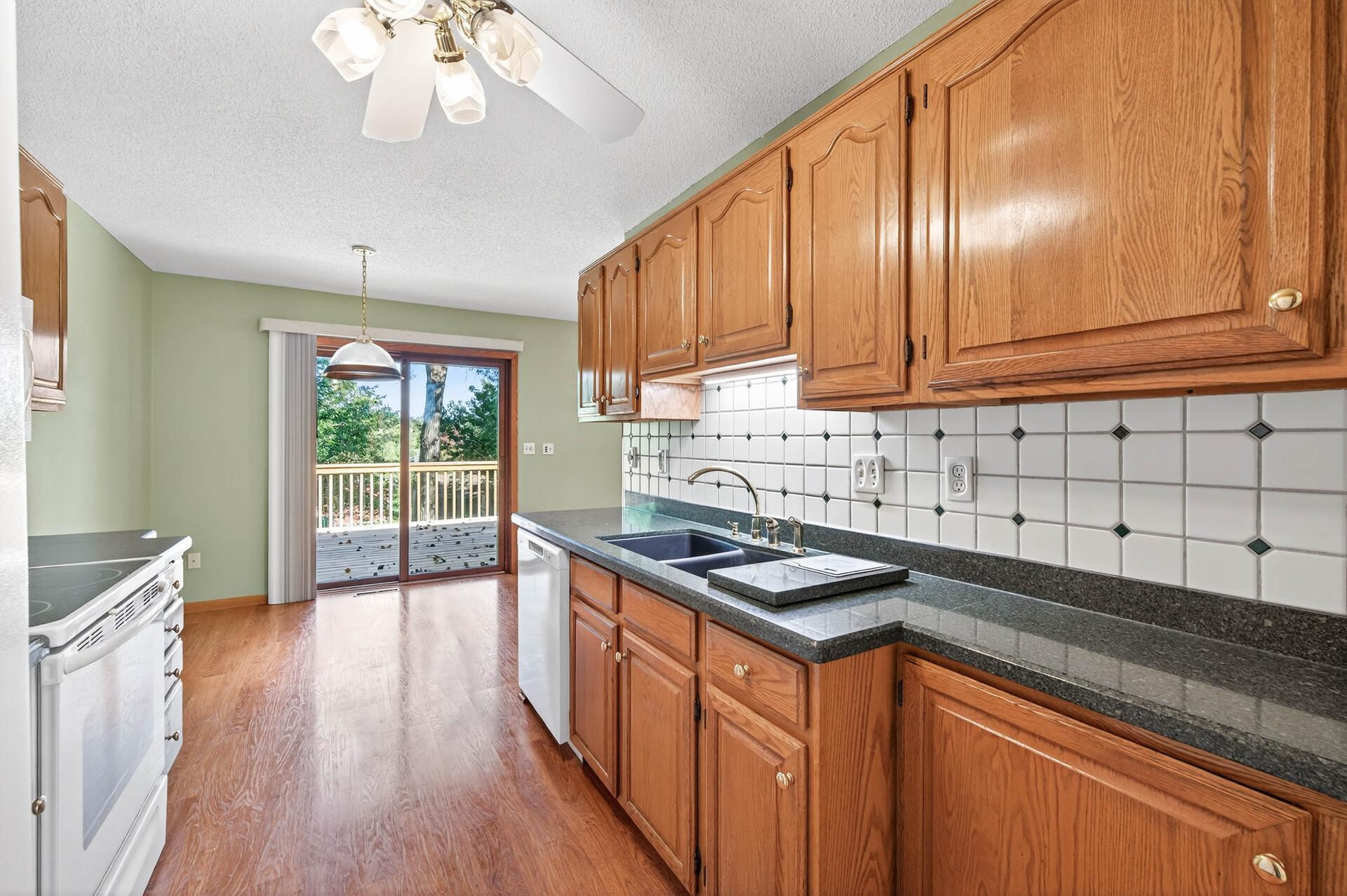 4454 Victoria Street N