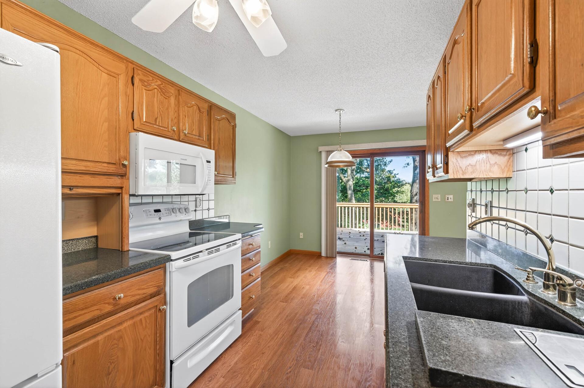 4454 Victoria Street N