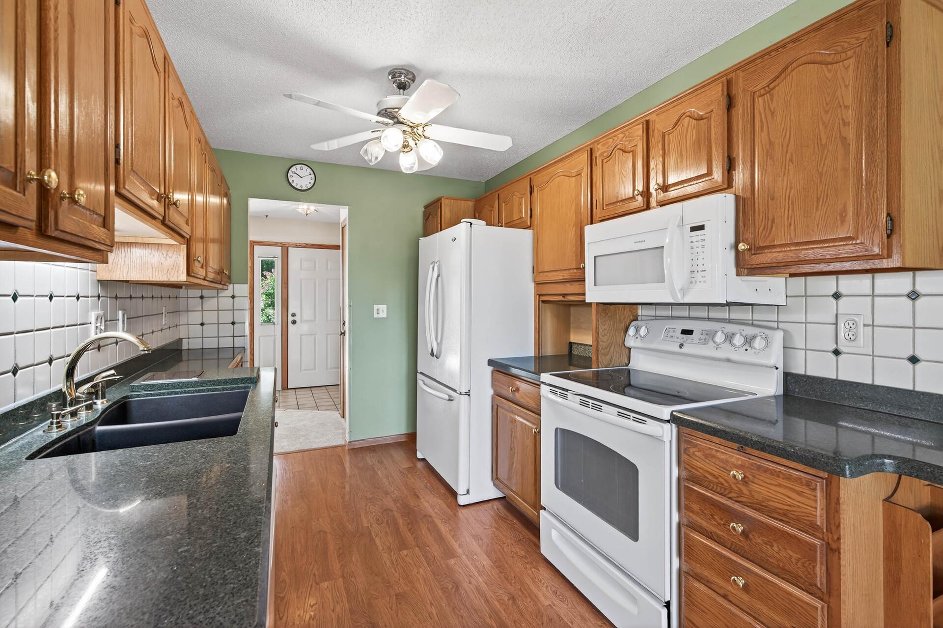 4454 Victoria Street N