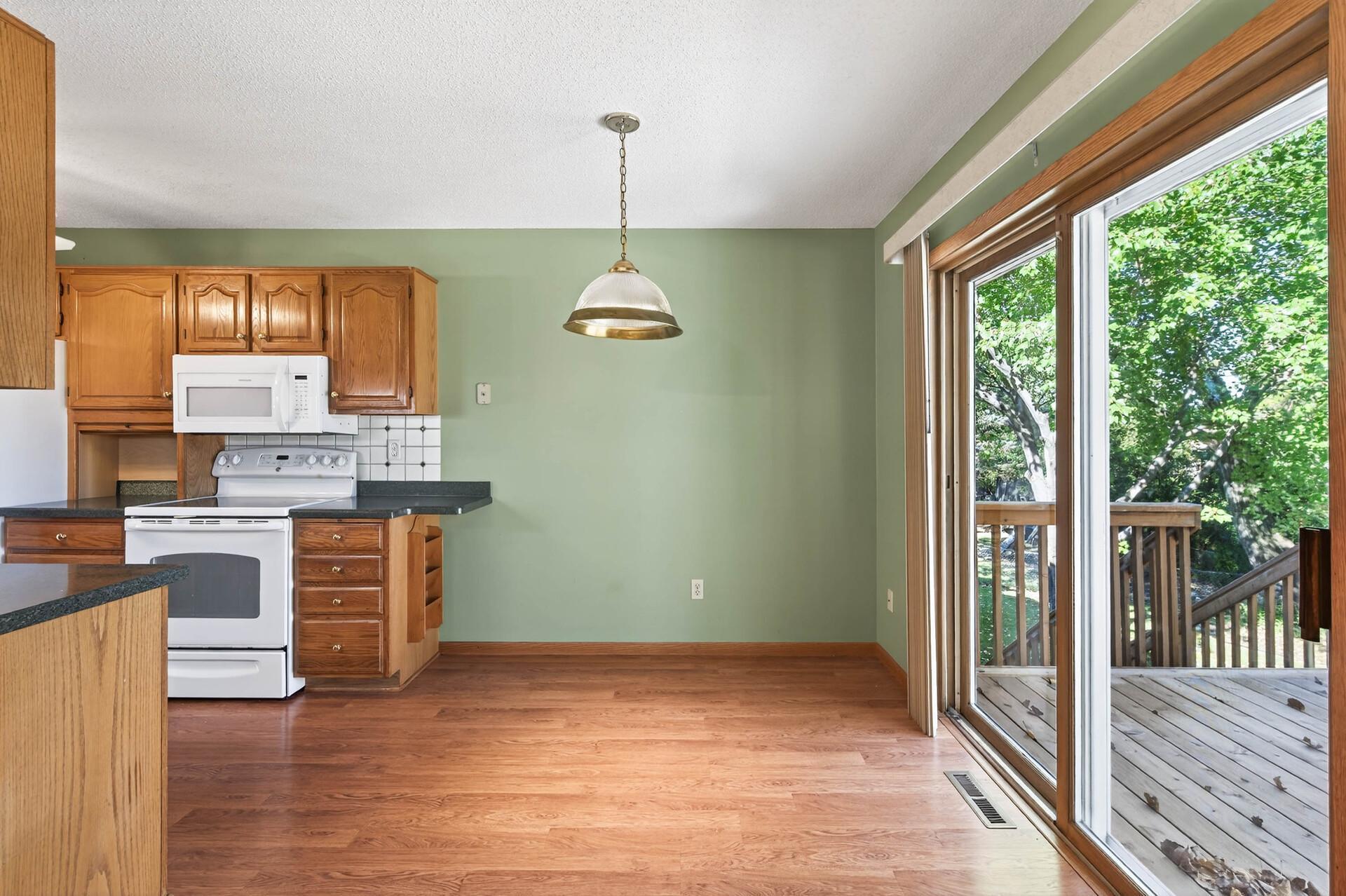 4454 Victoria Street N