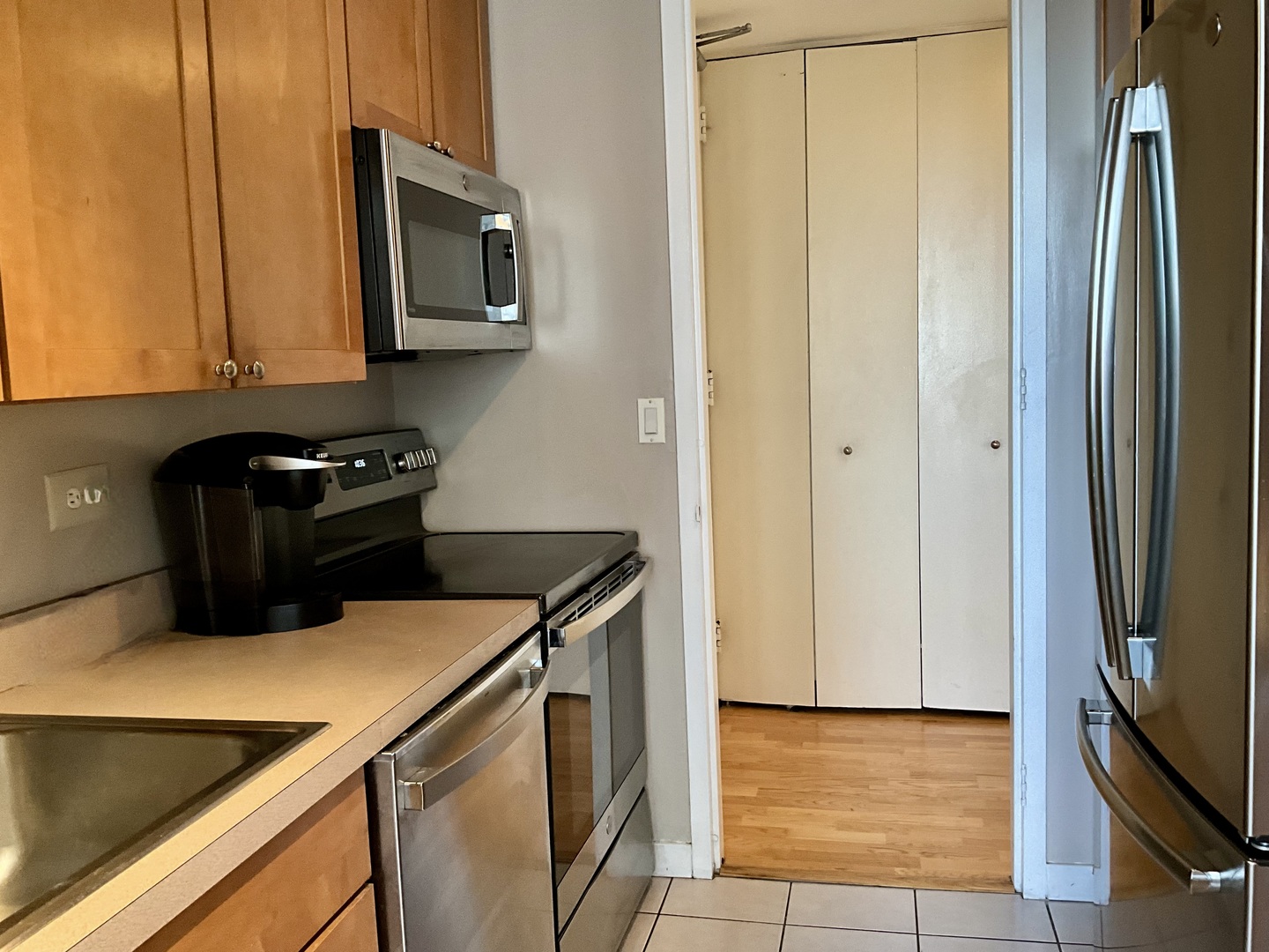 655 W IRVING PARK Road Unit: 817