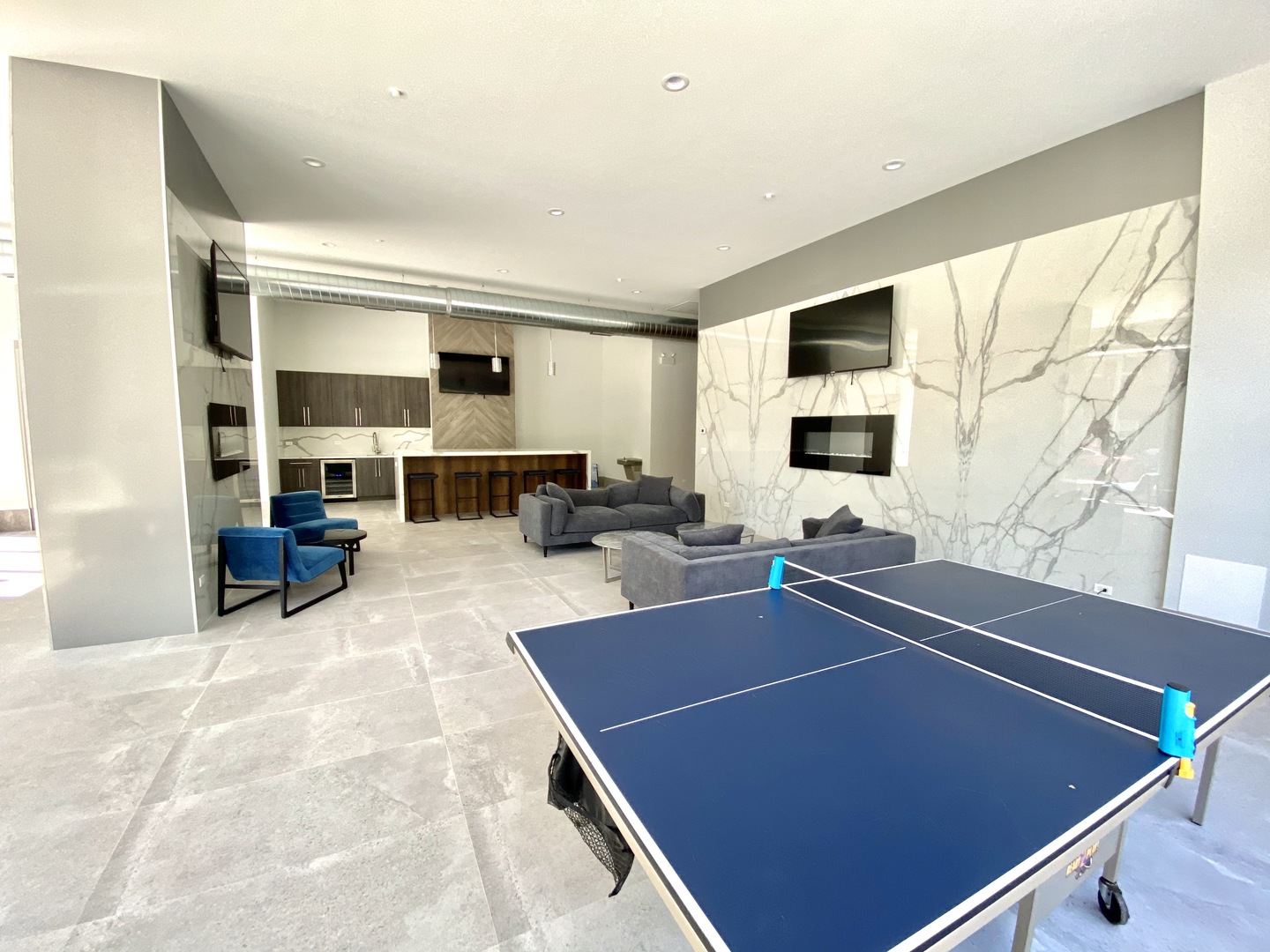 2924 W Medill Avenue Unit: 210