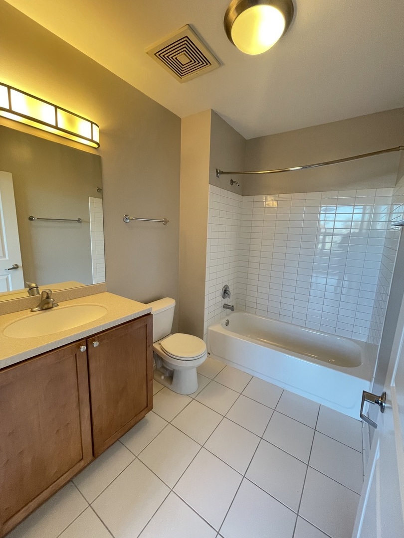 2000 N MILWAUKEE Avenue Unit: 201