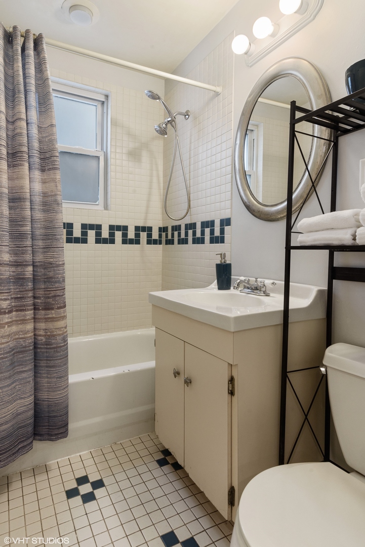 1652 W Nelson Street Unit: 1