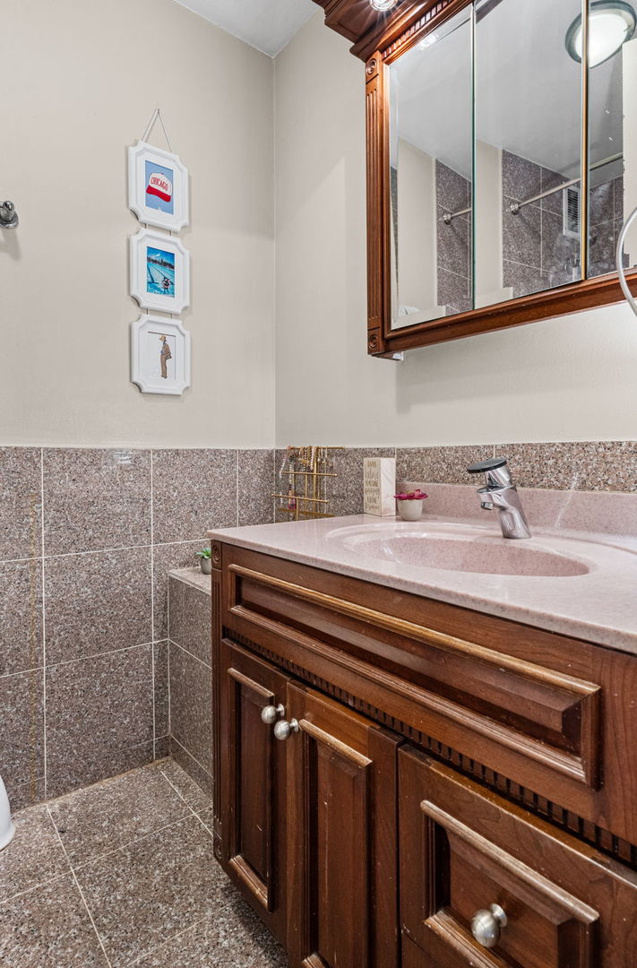1 E Scott Street Unit: 1601