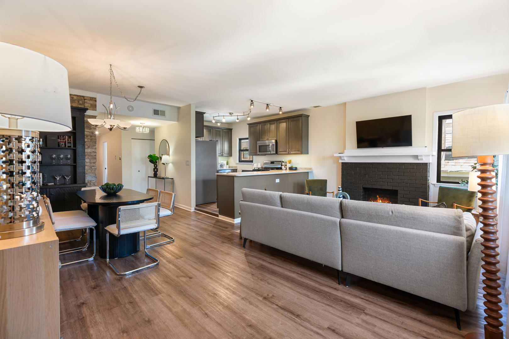 824 Hinman Avenue Unit: 3N