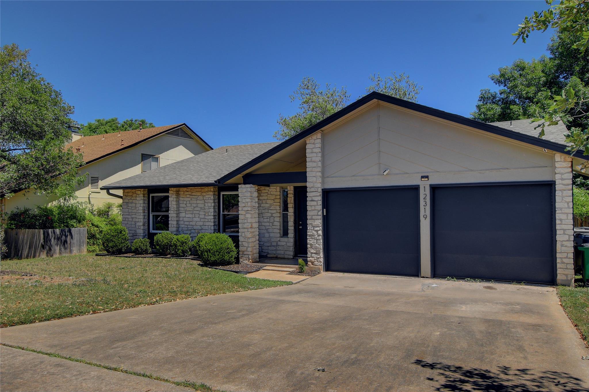 12319 Wycliff LN