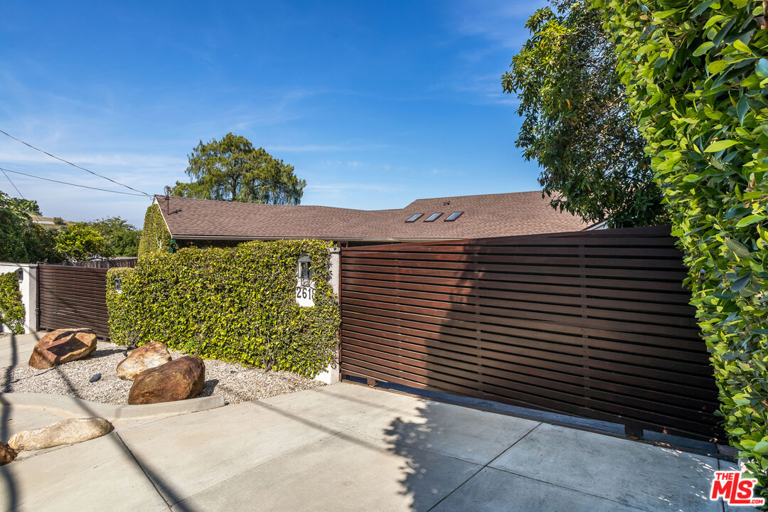 2618 Roscomare Rd