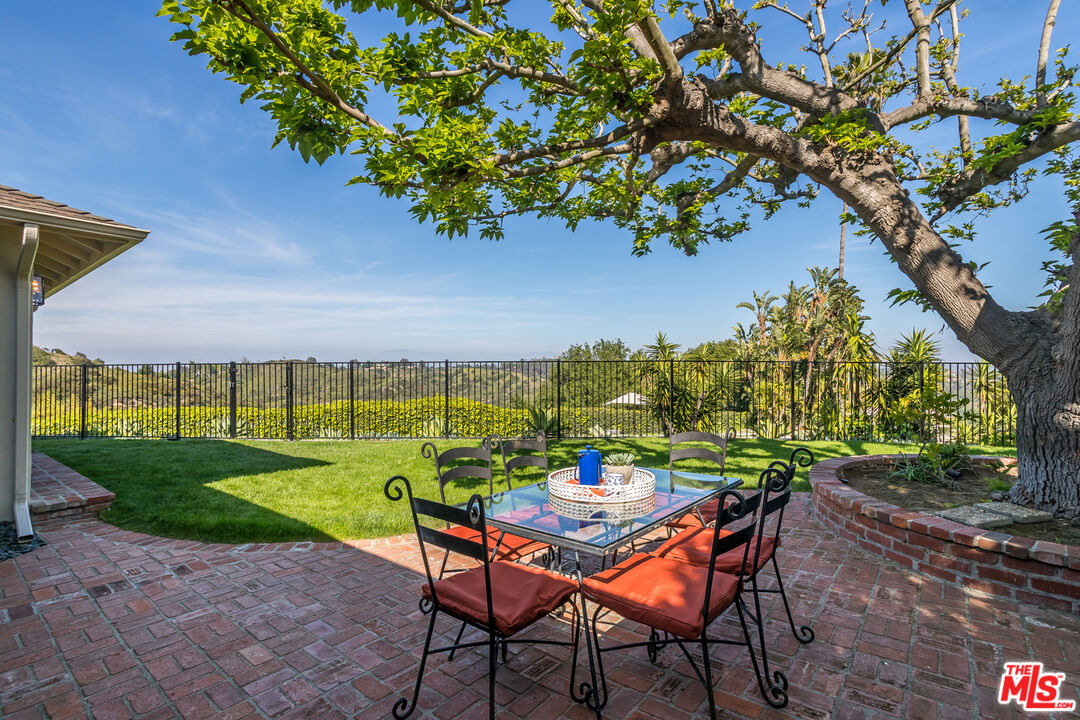 2618 Roscomare Rd
