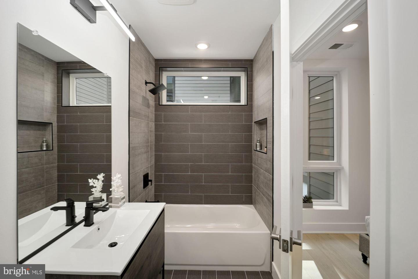 2027 Rhode Island AVENUE NE Unit: 303