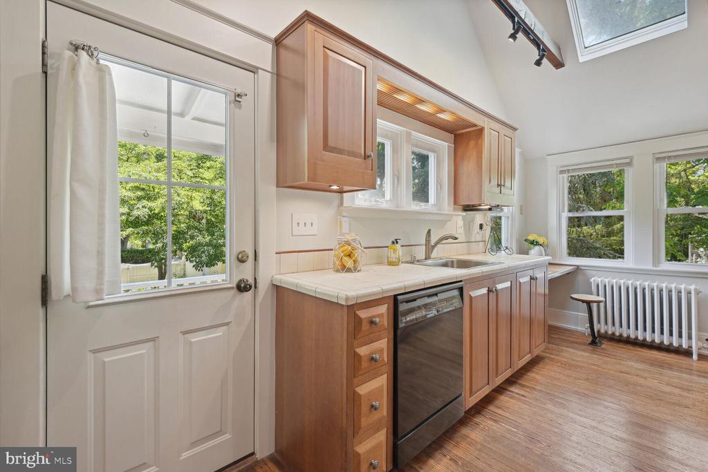 105 GROVE AVENUE