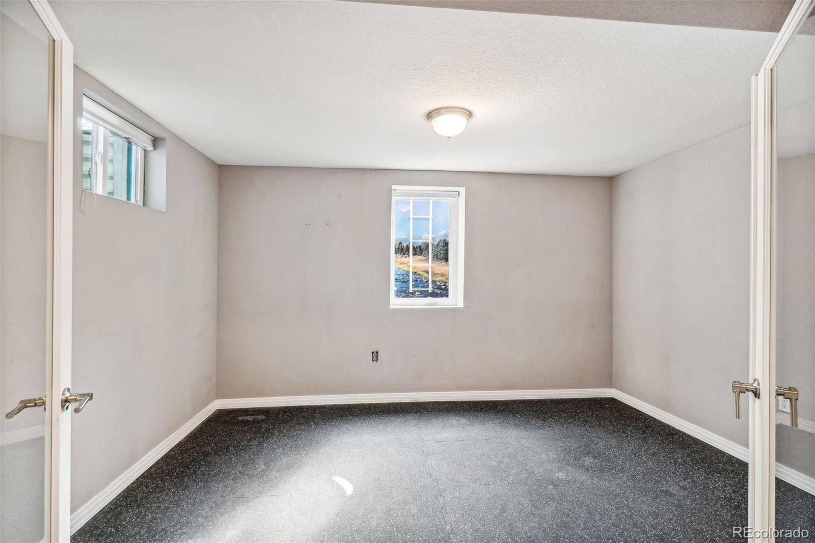 2887 E Euclid Avenue