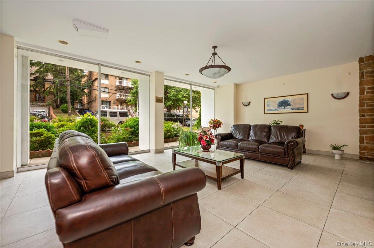 172-70 Highland Avenue Unit: 9-L