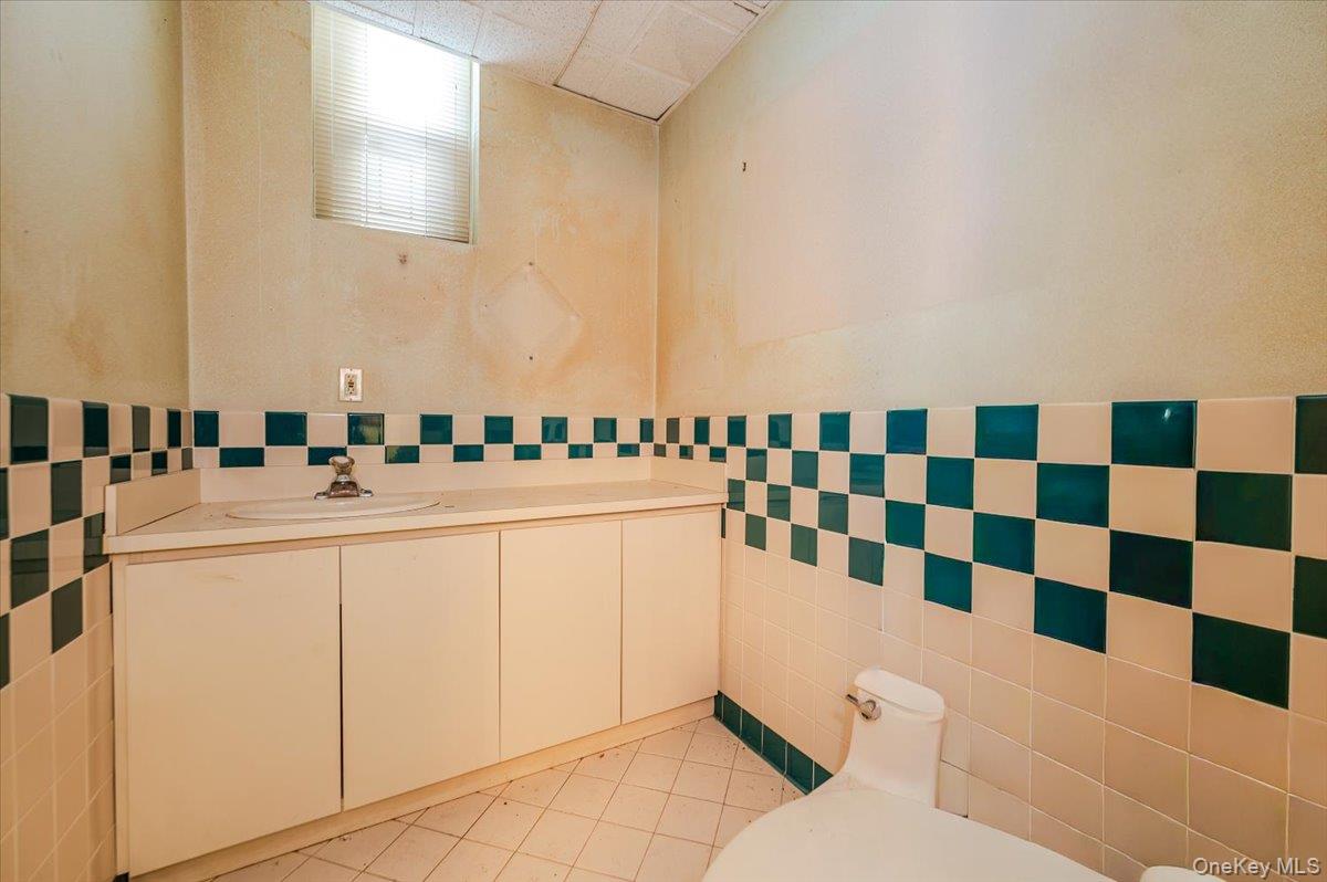 195 N Village Avenue Unit: Suite 1