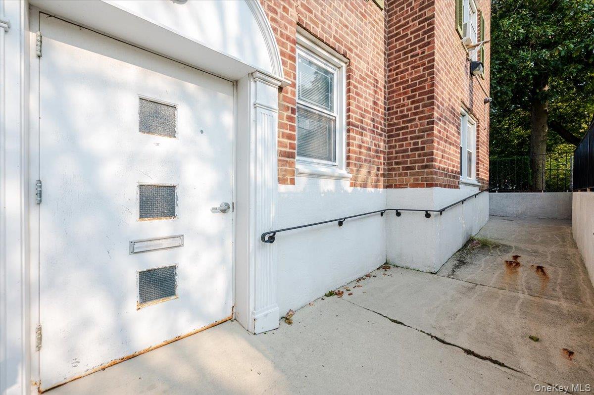 195 N Village Avenue Unit: Suite 1