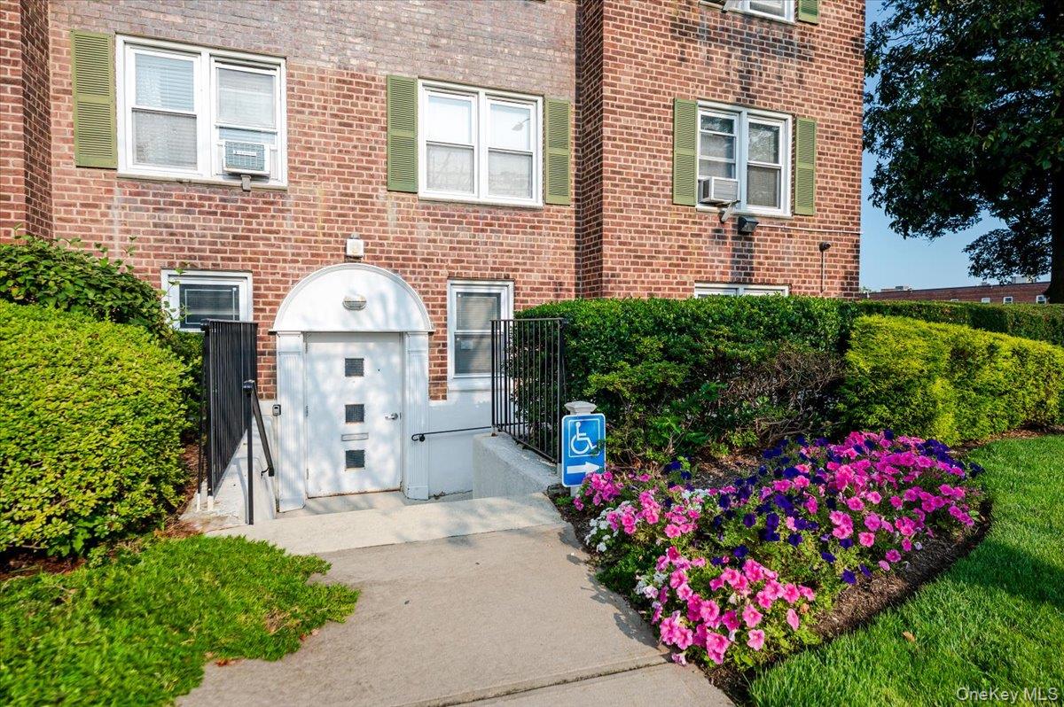 195 N Village Avenue Unit: Suite 1