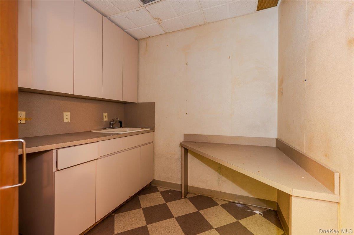 195 N Village Avenue Unit: Suite 1