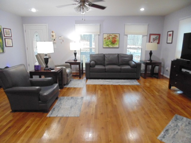 909 N Bluff Cir