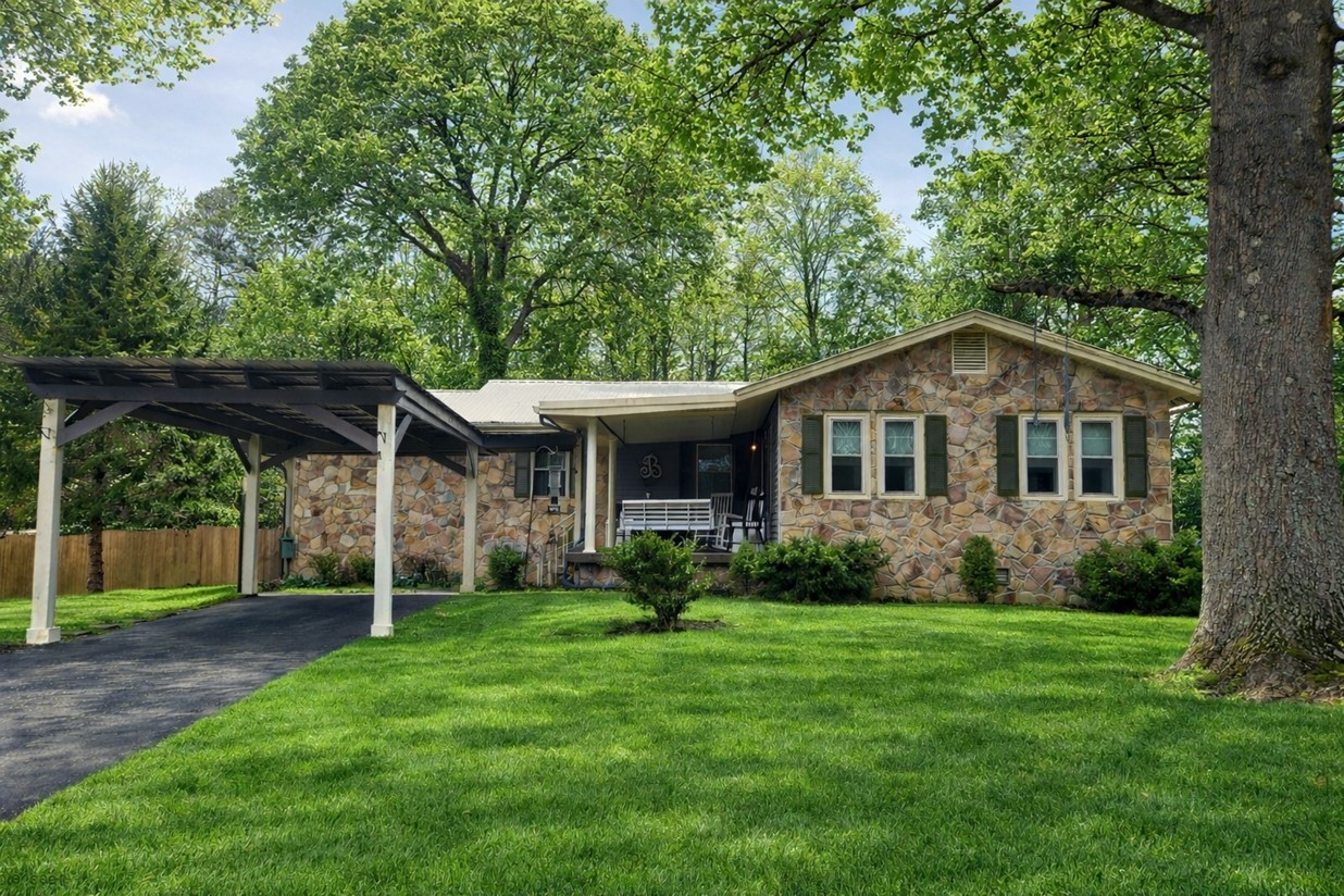 104 Brown Ln