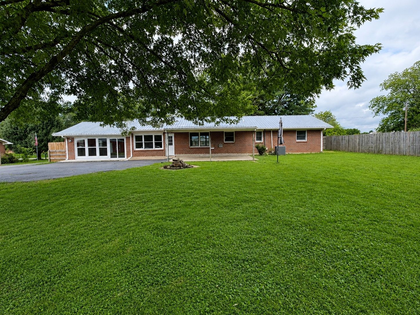 87 Eaton Ln