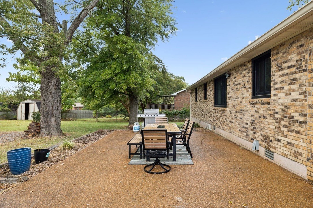 2210 Lynwood Dr