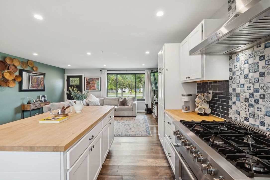 2210 Lynwood Dr
