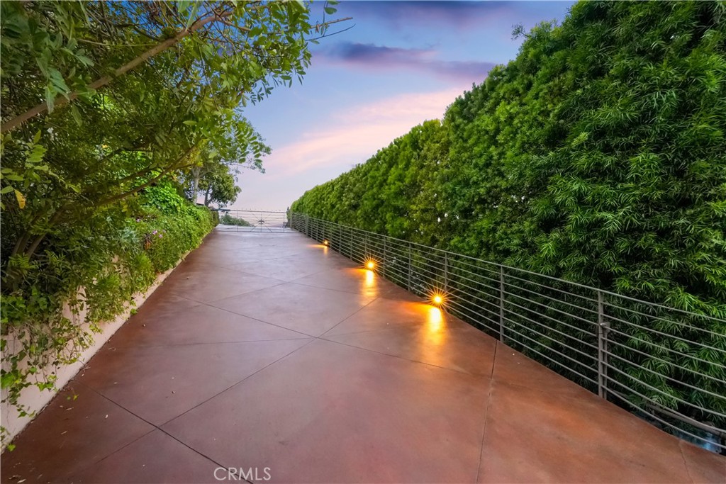 2516 Temple Hills Drive