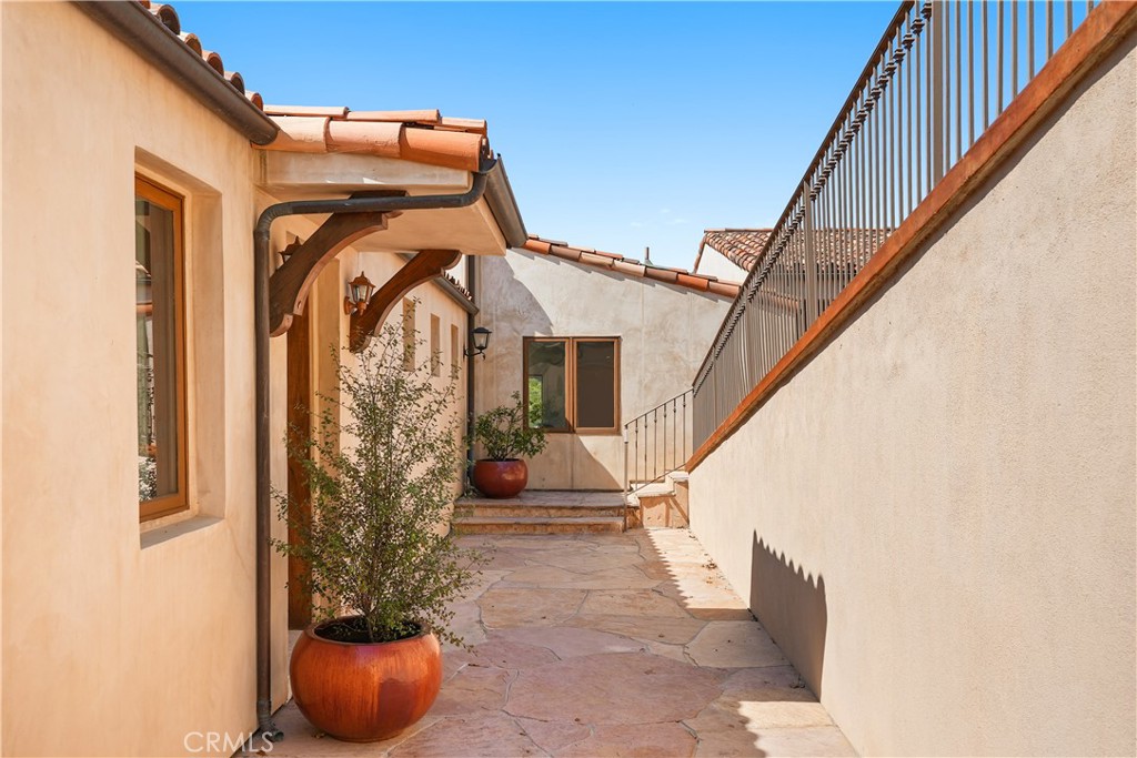 2516 Temple Hills Drive