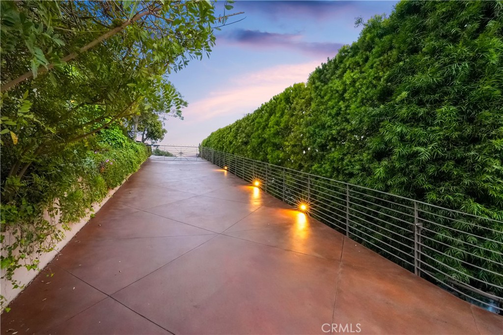 2516 Temple Hills Drive