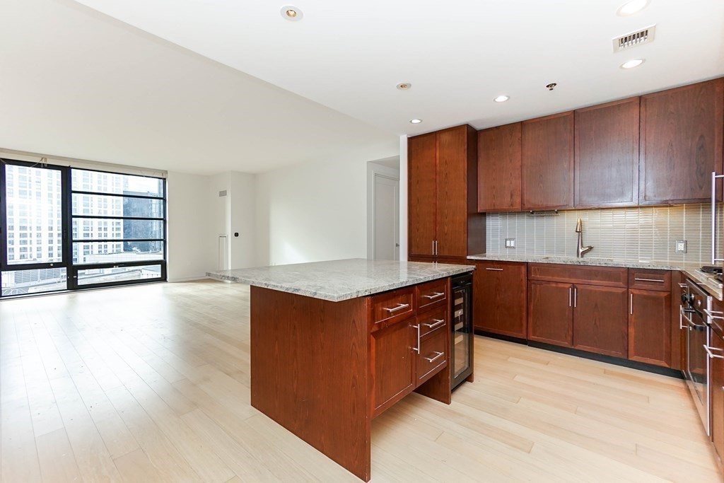 580 Washington St # 1401