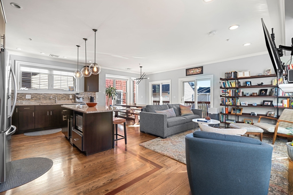 553 E 1st St # 2