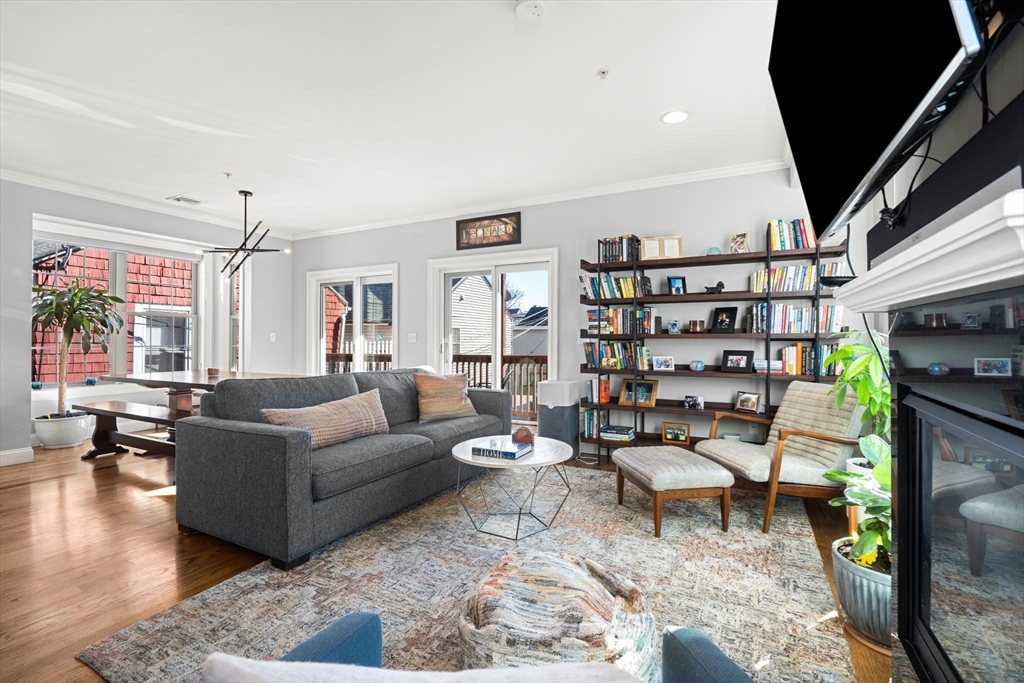 553 E 1st St # 2