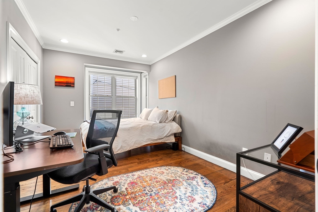 553 E 1st St # 2