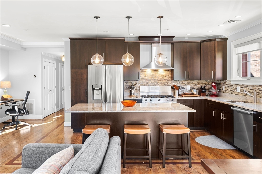 553 E 1st St # 2