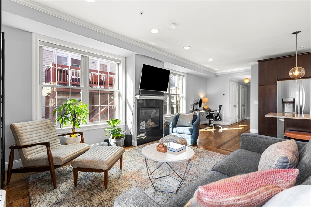 553 E 1st St # 2