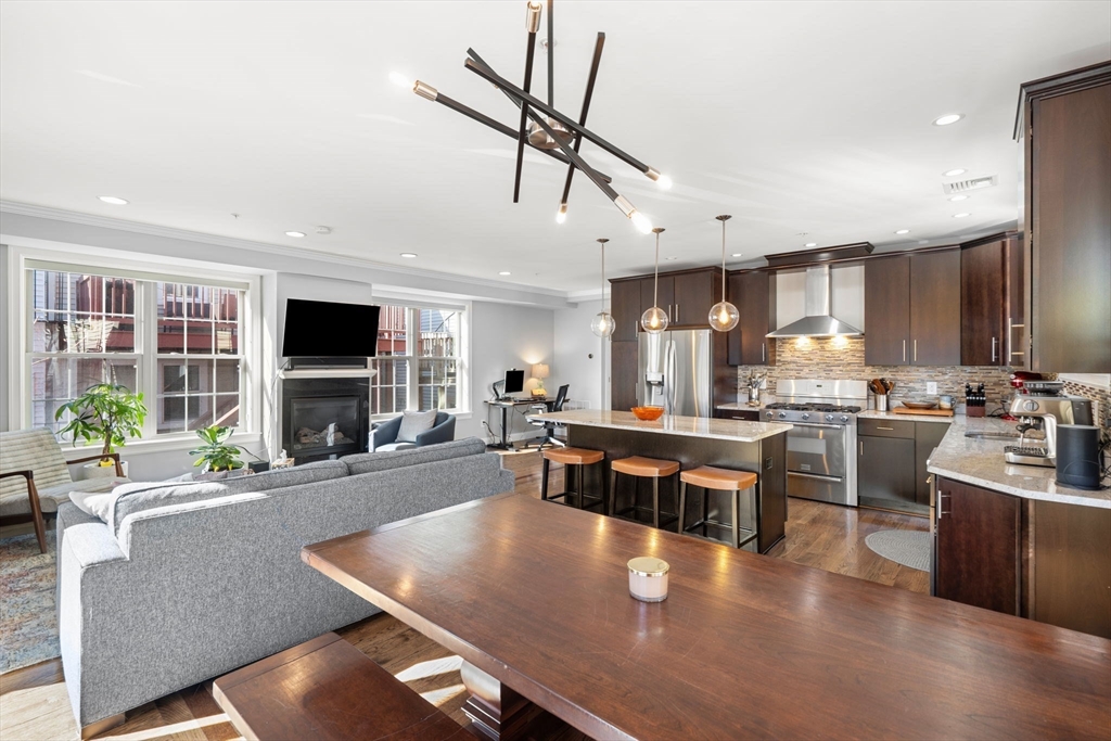 553 E 1st St # 2
