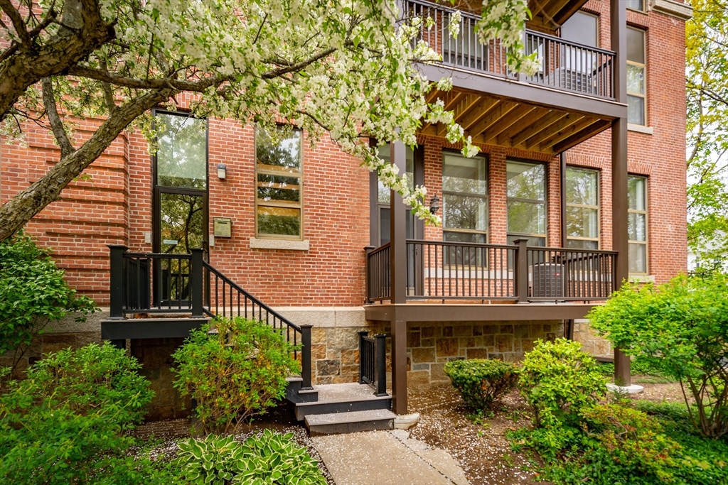 22 Abigail Ave # 210