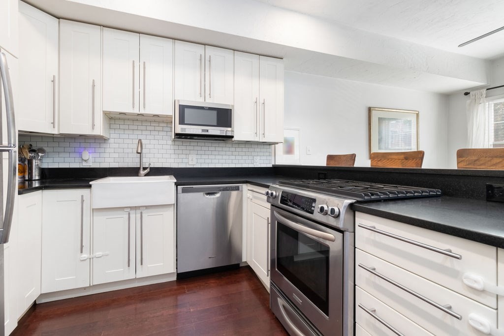 204 W 9th St # 1