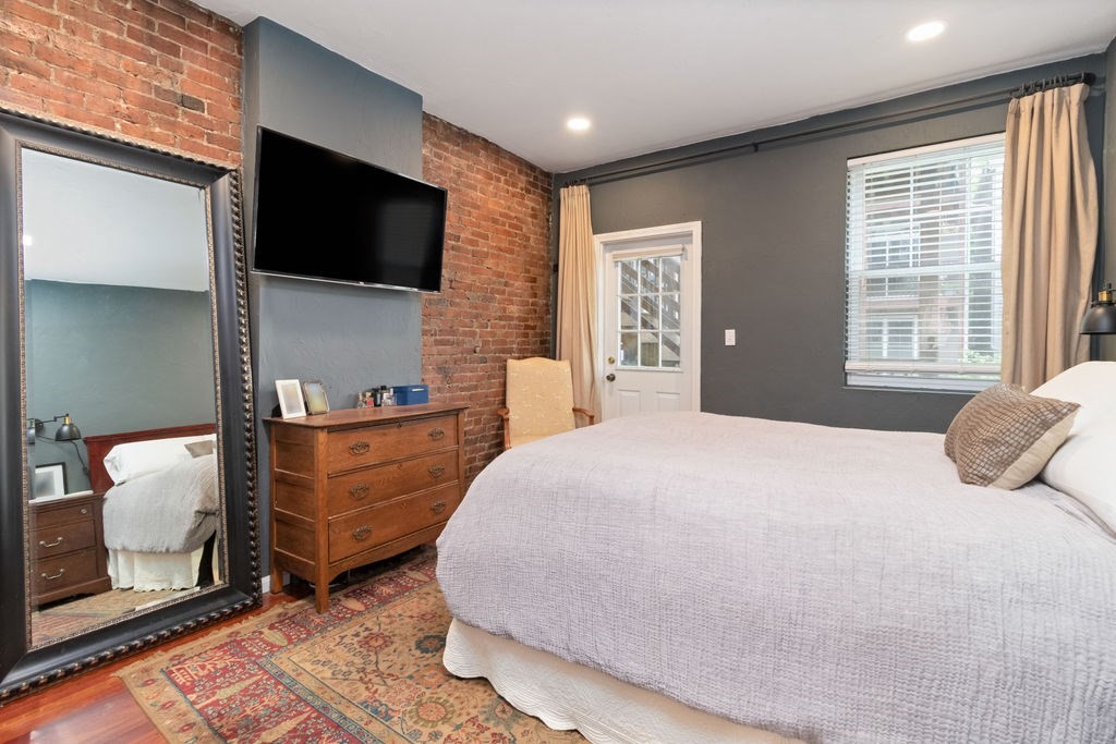 204 W 9th St # 1