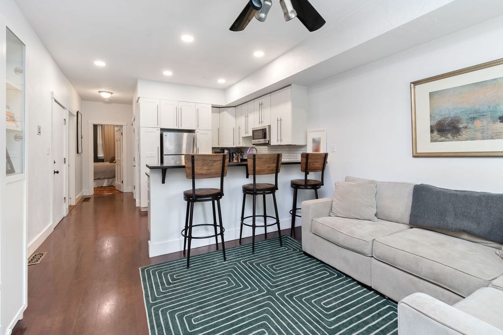 204 W 9th St # 1