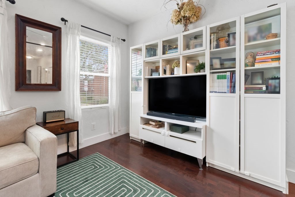 204 W 9th St # 1