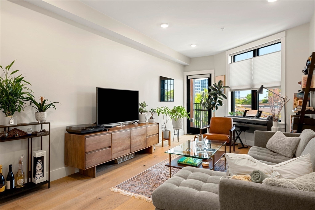 305 Webster Ave # 406