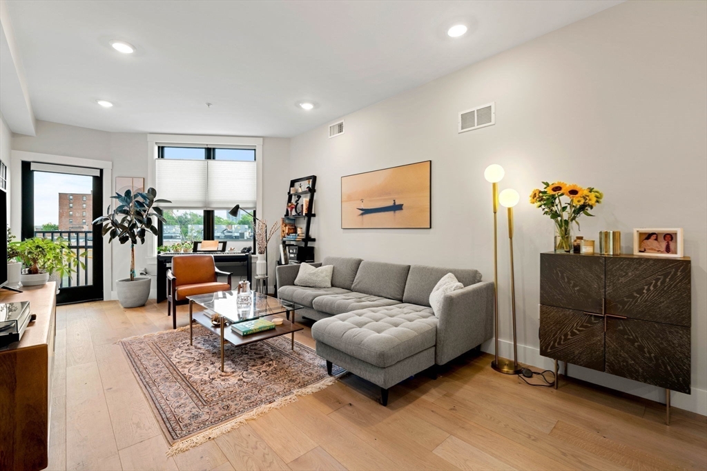 305 Webster Ave # 406