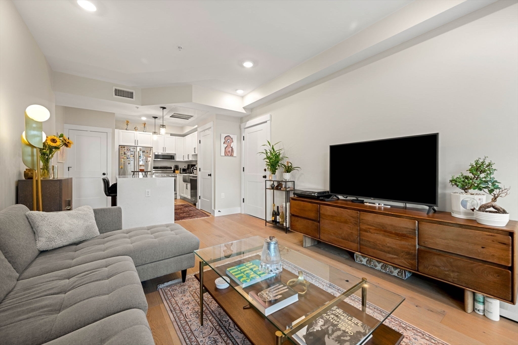 305 Webster Ave # 406