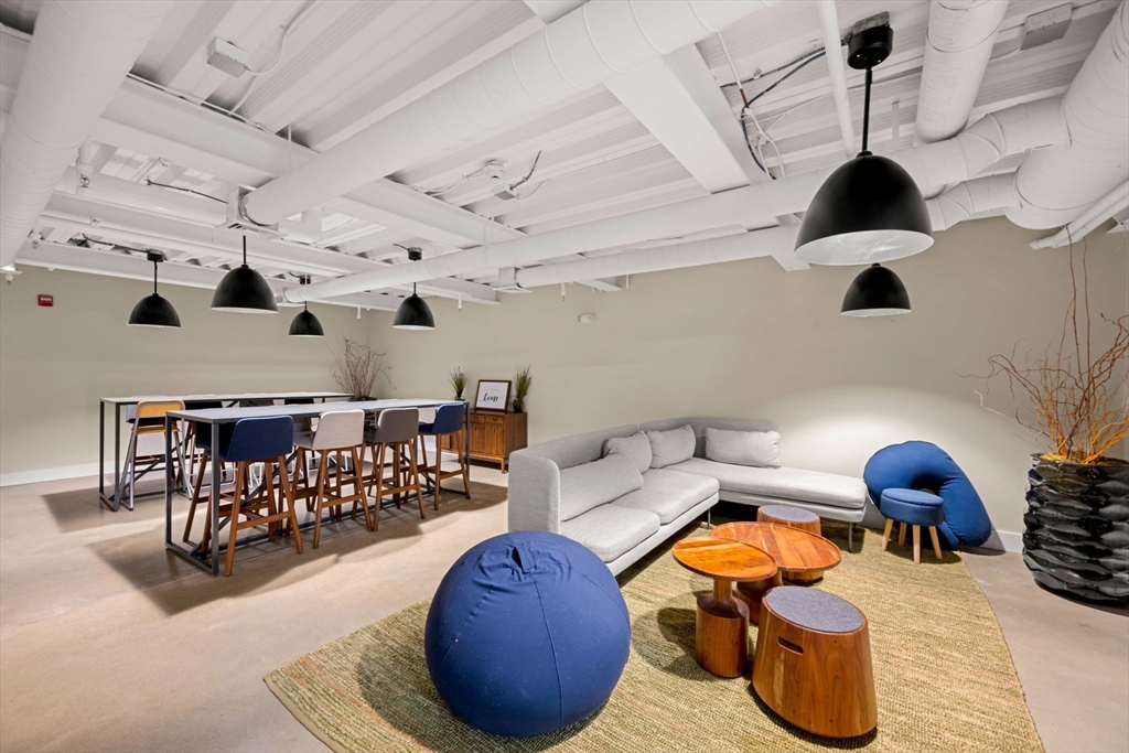 305 Webster Ave # 406