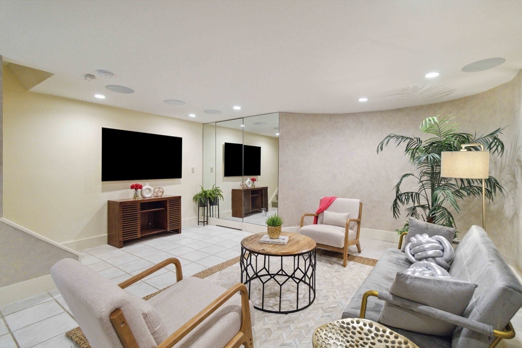 223 W Newton # 1