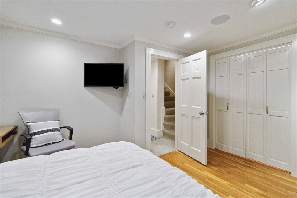 223 W Newton # 1