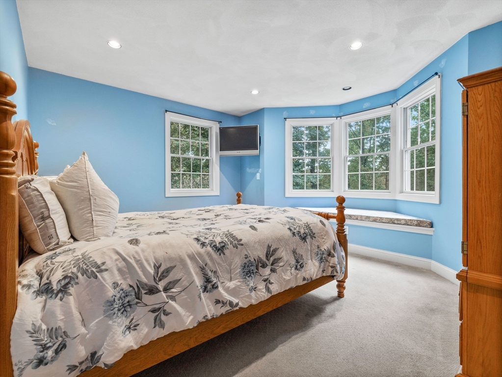 28 Hoveys Pond Dr