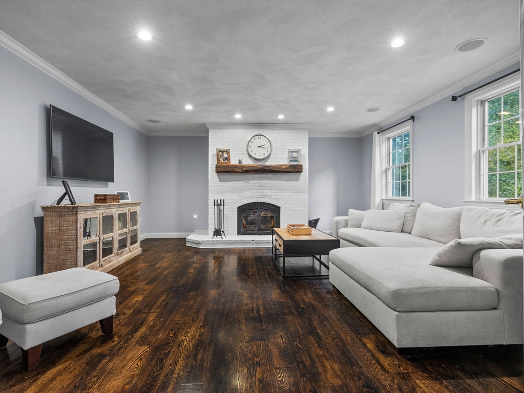 28 Hoveys Pond Dr